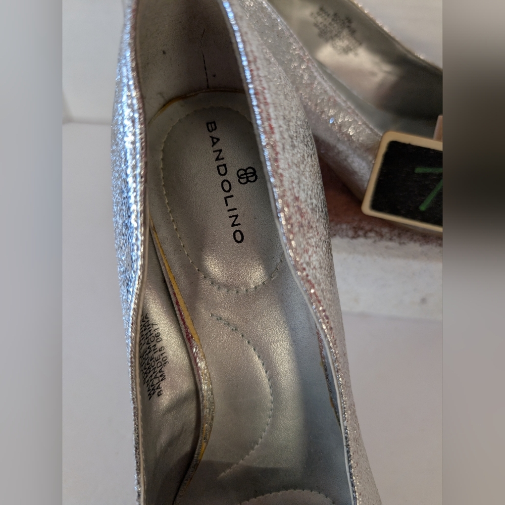 Shoes Shimmering Silver Block Heel Loafer Style Bandolino Neverworn Sz 7 - Picture 2 of 5